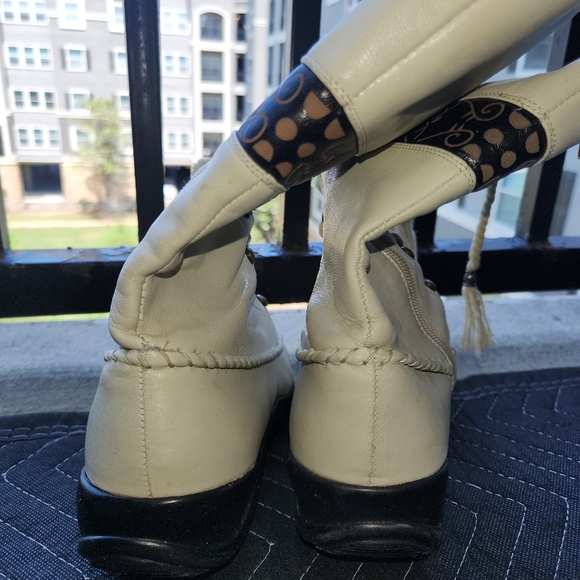 Winter/fall white/beige boots. - Picture 6 of 8